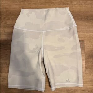 ALO Yoga Women's Light Camo Bike Shorts